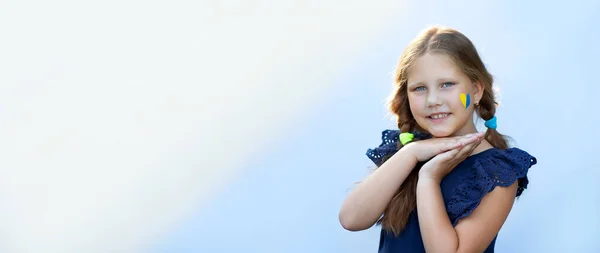 Joyeux Fille Montrant Les Paumes Peintes Main Jaune Bleu Indépendance — Photo