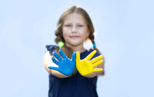 Muchacha Feliz Mostrando Palmas Pintadas Amarillo Azul Independencia Bandera Día — Foto de Stock