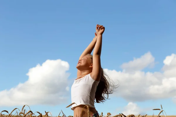 Fille Avec Les Mains Air Profiter Naturevent Lumière Soleil Dans — Photo