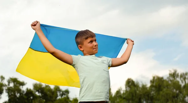 Sarı Mavi Ulusal Bayrak Sallayarak Koşan Mutlu Ukraynalı Çocuk Love — Stok fotoğraf