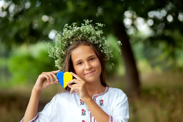 Дівчинка Вишиті Адн Квітка Вінок Жовтим Синім Серцем Любіть Україну — стокове фото