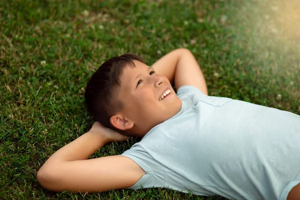 Lächelnder Glücklicher Junge Entspannt Sich Auf Grünem Gras Sommerliche Wochenendstimmung — Stockfoto