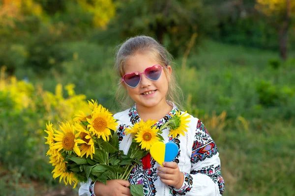 Жовте Блакитне Серце Руках Дитини Одягненого Вишиту Сорочку День Незалежності — стокове фото