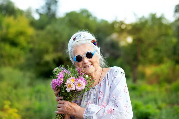 Portrait Happy Grandmother Bouquet Asters Flowers Concepts Seniority — Photo