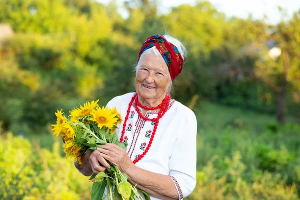 Bouquet Sunflowers Hands Elderly Old Grandmother Embroidered Shirt Red Beads Стоковое Изображение