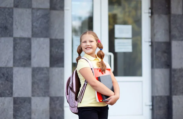 Chica Estudiante Sonriente Usando Mochila Escolar Sosteniendo Libro Ejercicios Retrato — Foto de Stock