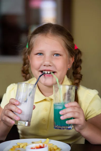 Una Alegre Chica Hermosa Una Camiseta Amarilla Con Varios Refrescos — Foto de Stock