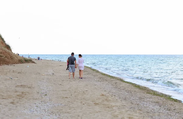 ウクライナのサンジェイカ 2021年8月27日海で日光浴や水泳をしている人 海岸を歩くカップル — ストック写真