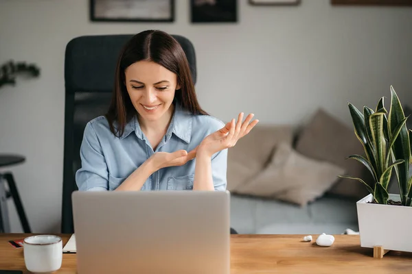 Disparo en la cabeza agradable joven feliz freelancer que trabaja en el ordenador en casa. Atractiva mujer de negocios que estudia en línea, utilizando software para computadora portátil, información de navegación web o compras en la tienda de Internet. — Foto de Stock