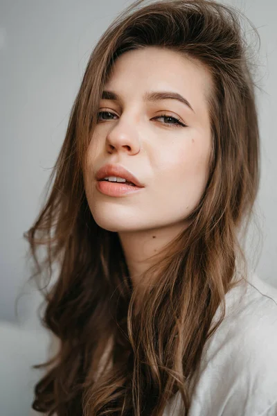 顔に健康なきれいな肌を持つ美しい若い女性のクローズアップ肖像画 — ストック写真