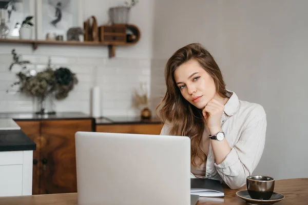 Lachende vrouw werkt met laptop koffie drinken, thuis werken, afstandsonderwijs — Stockfoto