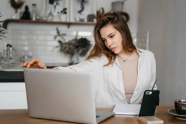 Thuis werken. Freelance concept. mooie jonge vrouw met behulp van laptop in keuken. — Stockfoto