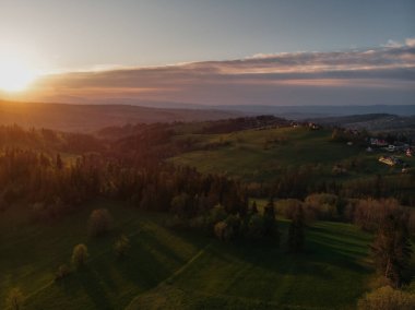 Günbatımı dağlarında İHA görüntüsü Tatry, Polonya