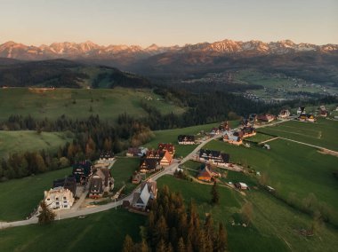Günbatımı dağlarında İHA görüntüsü Tatry, Polonya