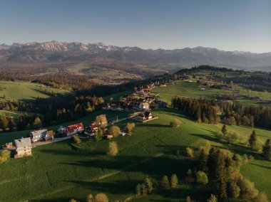 Günbatımı dağlarında İHA görüntüsü Tatry, Polonya