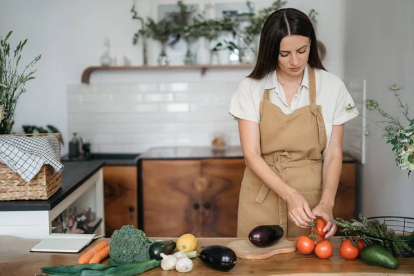 Jovem Cozinhar na cozinha em casa. Comida saudável. Dieta. Conceito de dieta. Estilo de vida saudável. Cozinhar em casa. Prepare Food.A mulher segurando vegetais orgânicos frescos em suas mãos — Fotografia de Stock