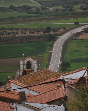 Güney İspanya 'nın kırsal kesiminde kilise ve yol olan bir köy.
