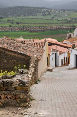 Güney İspanya 'da eski duvarları ve evleri olan bir köy.
