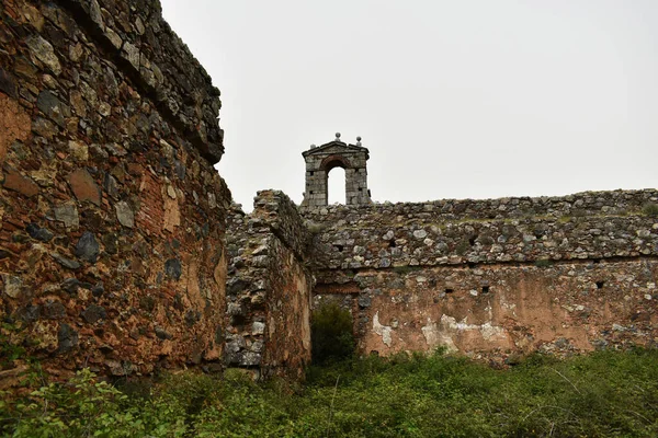 Güney İspanya 'da yıkılmış duvarları olan terk edilmiş bir manastırın kalıntıları.