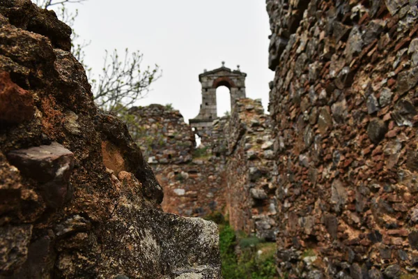 スペイン南部の城壁を破壊した放棄された修道院の遺跡 — ストック写真