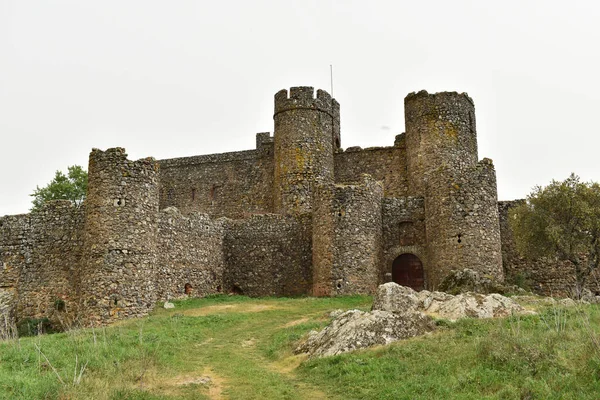 Salvatierra de los Barros tepesindeki eski şatoda ağaçlar ve çimenler