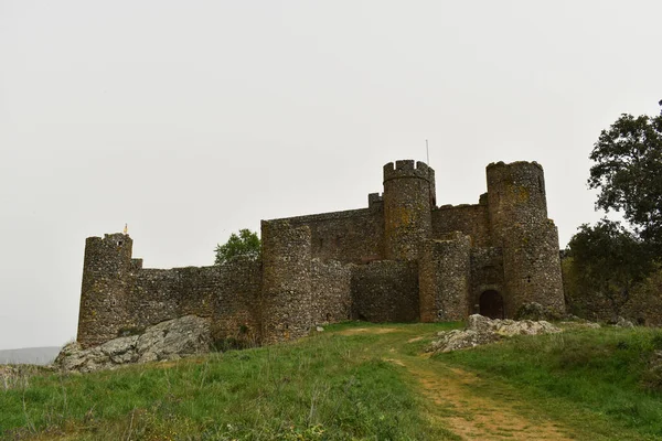 Antiguo Castillo Cima Una Colina Salvatierra Los Barros Con Árboles — Foto de Stock