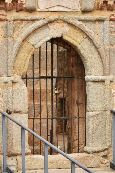 Eingang Eines Schlosses Einem Kleinen Dorf Südspanien Mit Vorhängeschloss — Stockfoto