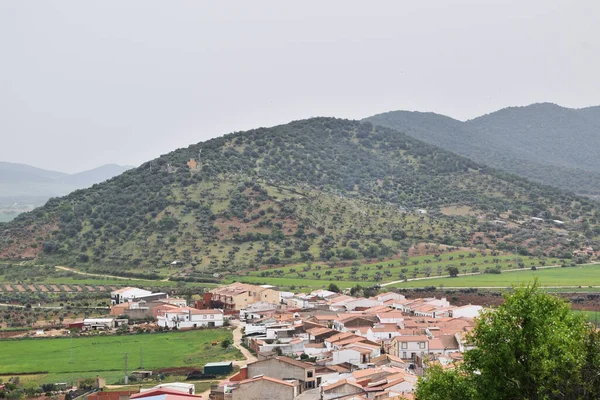 Güney İspanya 'da baharda dağları olan küçük bir köy.