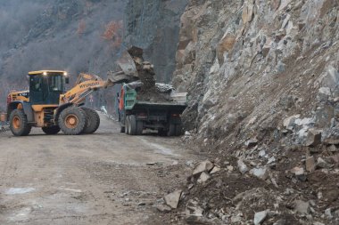 Elisseina, Bulgaristan - 2 Şubat 2021: Bulgaristan 'ın Elisseina istasyonu yakınlarındaki bir kaya çökmesi sonrasında ağır zincir ve tekerlekli ekipman otoyolu temizledi