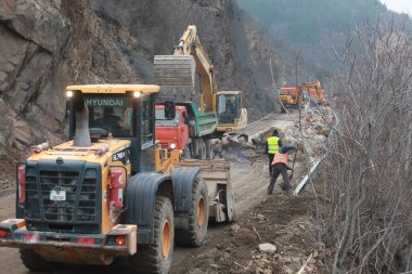 Elisseina, Bulgaristan - 2 Şubat 2021: Bulgaristan 'ın Elisseina istasyonu yakınlarındaki bir kaya çökmesi sonrasında ağır zincir ve tekerlekli ekipman otoyolu temizledi