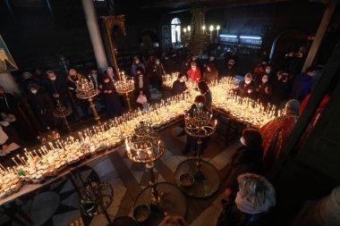 Blagoevgrad, Bulgaristan - 10 Şubat 2021: Aziz Haralampiy onuruna yüzlerce kavanoz bal rütbesi. Ayin eşsiz ve sadece Blagoevgrad tapınağında yapılıyor. Kutsal Bakire..