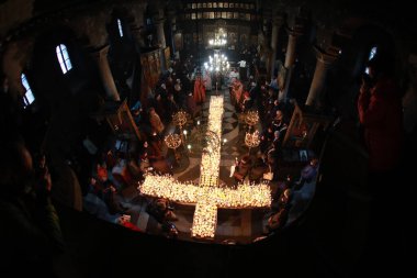 Blagoevgrad, Bulgaristan - 10 Şubat 2021: Aziz Haralampiy onuruna yüzlerce kavanoz bal rütbesi. Ayin eşsiz ve sadece Blagoevgrad tapınağında yapılıyor. Kutsal Bakire..