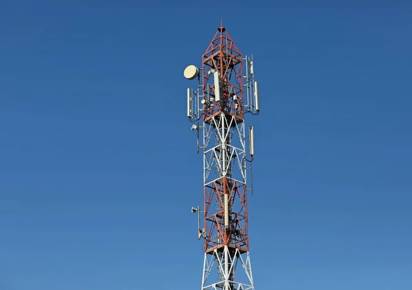 Сотовый Мобильный Телефон Передатчик Башни Метеостанции Голубым Небом — стоковое фото