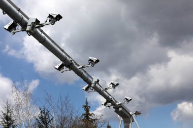 Otobanda gişe kamerası var. Kamera sistemi, Bulgaristan Cumhuriyeti yollarındaki trafiği izlemek için mikrodalga teknolojisi