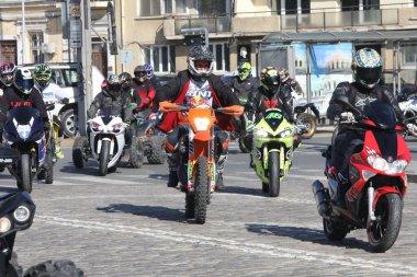 Sofya, Bulgaristan - 10 Nisan 2021: Bisikletçiler 10 Nisan 2021 'de Bulgaristan' ın Sofya kentinde motosiklet sezonunun açılışını kutladılar
