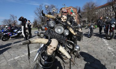 Sofya, Bulgaristan - 10 Nisan 2021: Bisikletçiler 10 Nisan 2021 'de Bulgaristan' ın Sofya kentinde motosiklet sezonunun açılışını kutladılar