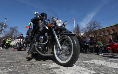 Sofya, Bulgaristan - 10 Nisan 2021: Bisikletçiler 10 Nisan 2021 'de Bulgaristan' ın Sofya kentinde motosiklet sezonunun açılışını kutladılar