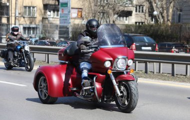 Sofya, Bulgaristan - 10 Nisan 2021: Bisikletçiler 10 Nisan 2021 'de Bulgaristan' ın Sofya kentinde motosiklet sezonunun açılışını kutladılar