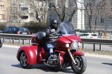 Sofya, Bulgaristan - 10 Nisan 2021: Bisikletçiler 10 Nisan 2021 'de Bulgaristan' ın Sofya kentinde motosiklet sezonunun açılışını kutladılar