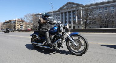 Sofya, Bulgaristan - 10 Nisan 2021: Bisikletçiler 10 Nisan 2021 'de Bulgaristan' ın Sofya kentinde motosiklet sezonunun açılışını kutladılar