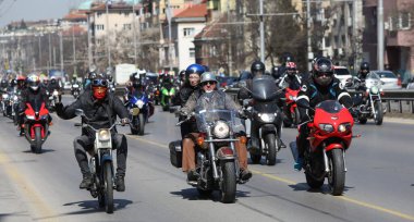 Sofya, Bulgaristan - 10 Nisan 2021: Bisikletçiler 10 Nisan 2021 'de Bulgaristan' ın Sofya kentinde motosiklet sezonunun açılışını kutladılar