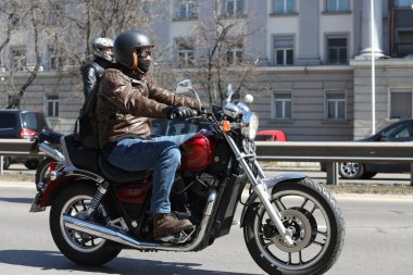 Sofya, Bulgaristan - 10 Nisan 2021: Bisikletçiler 10 Nisan 2021 'de Bulgaristan' ın Sofya kentinde motosiklet sezonunun açılışını kutladılar