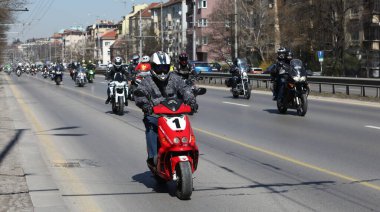 Sofya, Bulgaristan - 10 Nisan 2021: Bisikletçiler 10 Nisan 2021 'de Bulgaristan' ın Sofya kentinde motosiklet sezonunun açılışını kutladılar