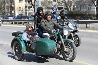 Sofya, Bulgaristan - 10 Nisan 2021: Bisikletçiler 10 Nisan 2021 'de Bulgaristan' ın Sofya kentinde motosiklet sezonunun açılışını kutladılar
