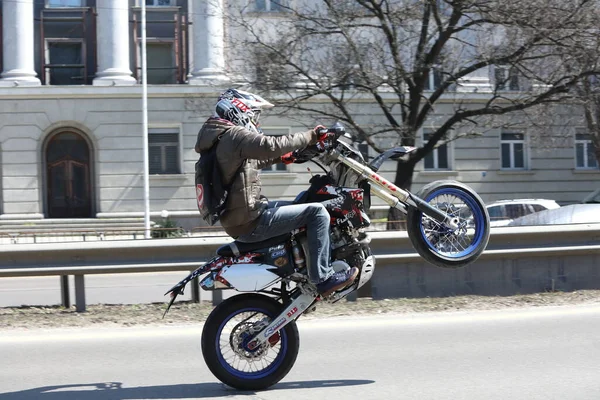 2021年4月10日 保加利亚索菲亚 2021年4月10日 骑自行车的人骑自行车在保加利亚索菲亚市上空庆祝摩托车季节的开始 — 图库照片