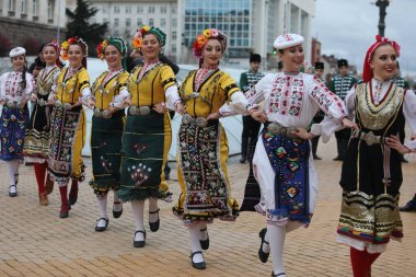 Sofya, Bulgaristan - 19 Nisan 2021: Geleneksel halk kostümlü insanlar Bulgaristan 'ın başkenti Sofya' da 