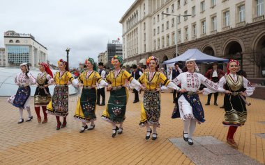 Sofya, Bulgaristan - 19 Nisan 2021: Geleneksel halk kostümlü insanlar Bulgaristan 'ın başkenti Sofya' da 