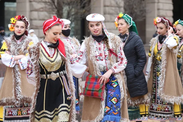 Sofia Bułgaria Kwietnia 2021 Ludzie Tradycyjnych Strojach Ludowych Wykonują Bułgarski — Zdjęcie stockowe