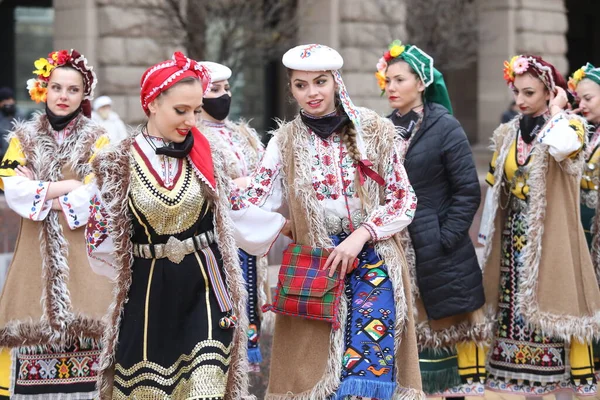 Sofya, Bulgaristan - 19 Nisan 2021: Geleneksel halk kostümlü insanlar Bulgaristan 'ın başkenti Sofya' da 