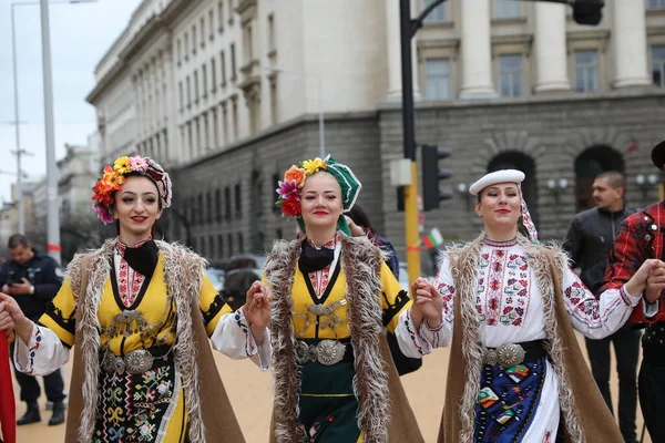 Sofia Bulgarien April 2021 Människor Traditionella Folkdräkter Framför Den Bulgariska — Stockfoto